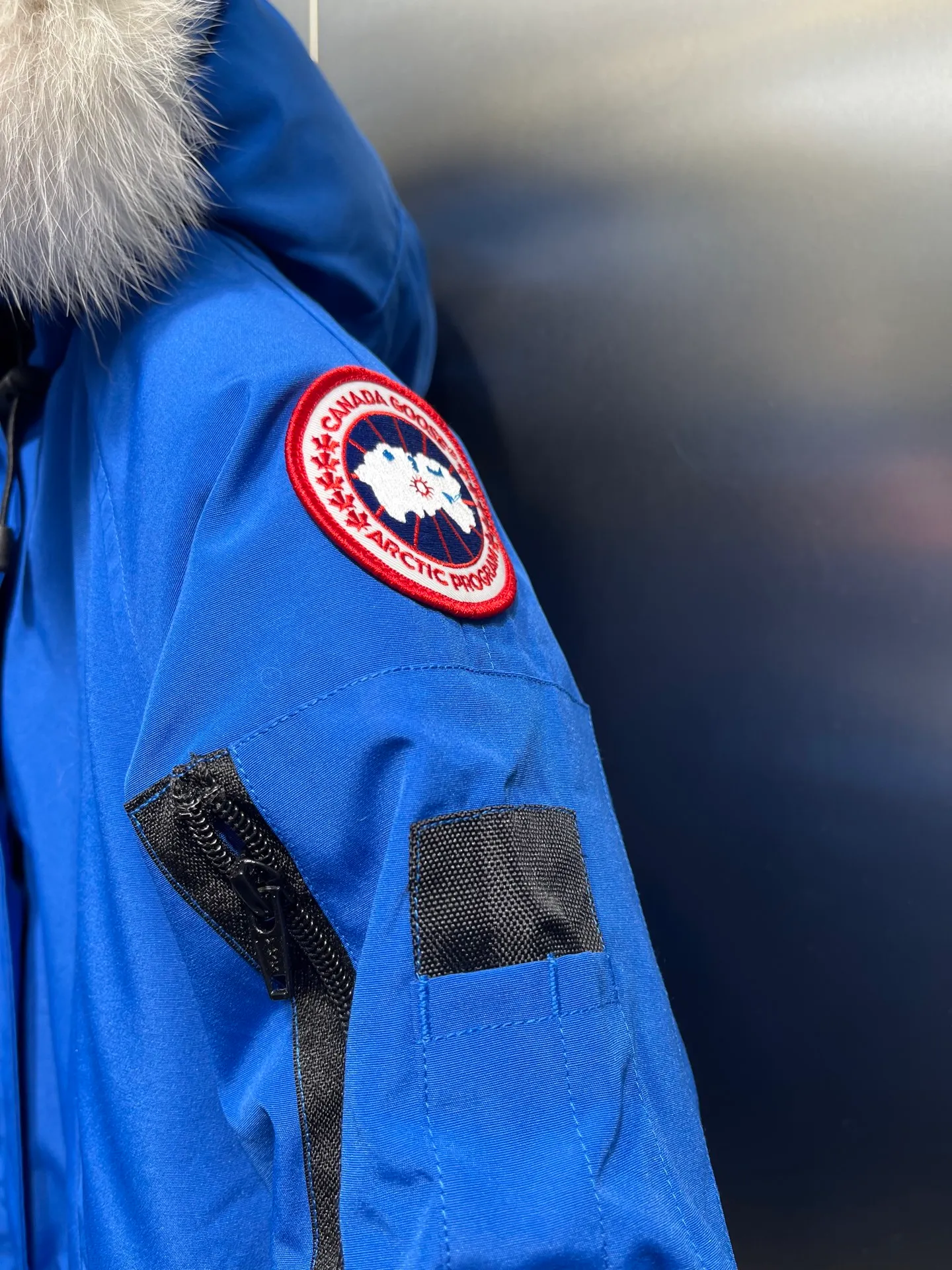 P780 CANADA GOOES 02 model Chilliwa bomber jacket 02 model, chosen by Arctic and Antarctic scientific expedition teams as their cold-proof equipment, the Rolls-Royce of down jackets. ➖ Industry-leading anti-counterfeiting chip sensing. ➖ Imported Behringer embroidery machines and customized embroidery labels, the highest level and industry leading. ➖ Imported Korean 21-count polyester-cotton blended original fabric, TC85 waterproof coated fabric, water-repellent, windproof and wear-resistant. ➖ The new national standard 80 white duck down is filled with an average of 520 grams of down. The amount of down filled is industry-leading. ➖ 100% nylon lon lining with double double-layer sealing design to prevent velvet running, seamless thread design on cuffs! ➖ Western Canadian Green Wolf Collar. ➖ Yoshida YKK provides original factory-customized electroplated sliders. YKK two-way lockable zippers are tight and smooth and do not peel off paint. ➖ 3M composite Velcro is durable and the accessories and hardware are all custom-made. Note: Our copywriting is only simple and clear. Instead of bragging about the copywriting, it is better to compare and understand with samples. Only for the purest, most focused, most professional, highest quality, and highest sex!  size：xs-xl